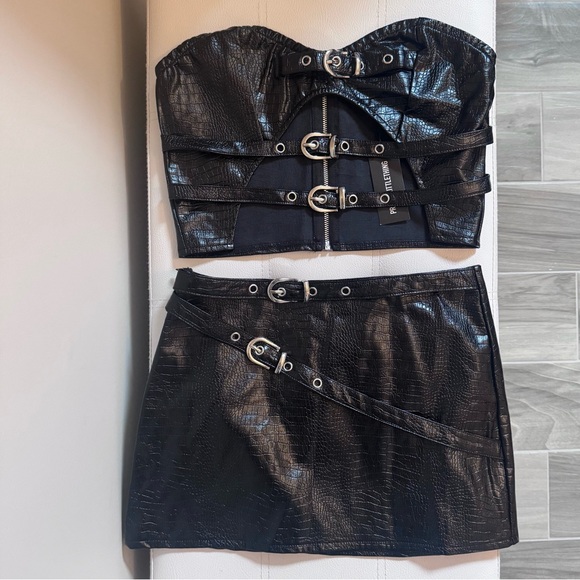 PrettyLittleThing black belt detail croc faux leather top and mini skirt set - Picture 4 of 9